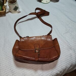 VINTAGE ITALIAN GENUINE LEATHER TONGUE CLIP CROSSBODY BAG